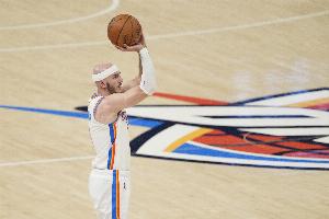 不中用！卡鲁索半场9中1&三分8中0仅拿2分 各种空位三分扔不进