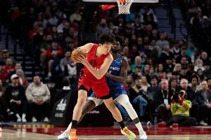 开拓者媒体人：对魔术杨瀚森8分钟2失误有点多 需要稍微控制一下