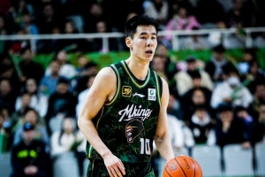 好像有点受伤！郭昊文15中7砍21分6助 两度精彩暴扣&末节提前换下