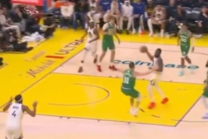 💀追梦完全甩开克莱 前面就是空篮却不上 选择了传球