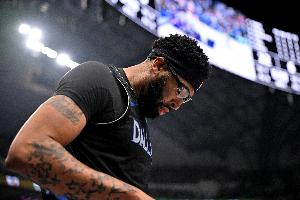 浓眉本赛季已经缺席了16场比赛 距离无缘赛季个人奖还有2场额度