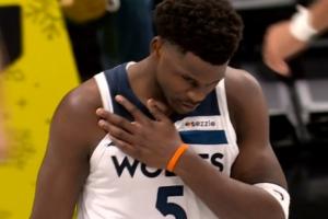 趁你病！下半场刚开打 约基奇就朝着华子受伤的肩膀来了一下