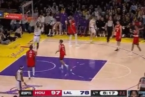 不能总硬来！詹姆斯弧顶假传骗过防守轻松扣篮