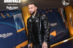 勇士众将入场：库里黑衣配白鞋 斯潘塞经典丑陋圣诞毛衣