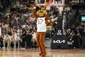 媒体人打趣：雷霆的史诗赛季 被吉祥物都不穿裤子的球队毁了😂