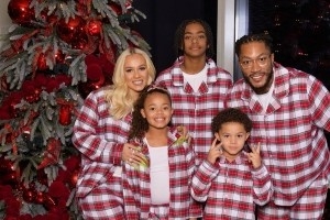 德里克·罗斯妻子晒一家合照庆圣诞！儿子PJ快和罗斯一样高了！