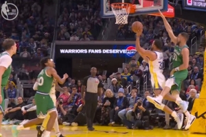 很坚决！库里冲击克莱 突到篮下倚住防守上篮打中