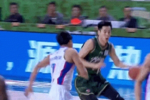 开局进攻欲望很强！郭昊文先一条龙打成2+1 随后强行突破上篮打进