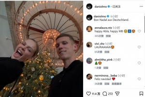 奥尔莫晒和女友的圣诞合照：来自德国的圣诞快乐