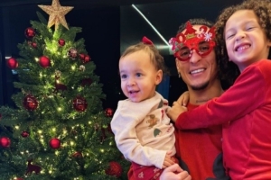 一手抱一个！安东尼晒照庆祝圣诞节，母亲也送来祝福