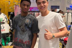 吾米提江在迪拜商场偶遇巴尔德，跟随U22全员逛哈利法塔