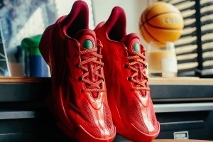 原本应该是库里今天的战靴！球鞋博主晒圣诞配色Curry Series7！