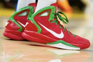 15年前的存货？库里赛前热身穿的是他2010年的Hyperdunk PE