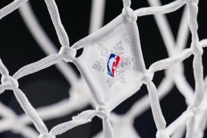 有点不一样！尼克斯官方晒球衣和篮筐篮网特殊圣诞装扮