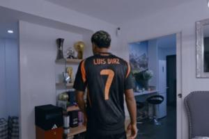 亚马尔开设个人油管频道，他在视频中穿着迪亚斯的哥伦比亚球衣