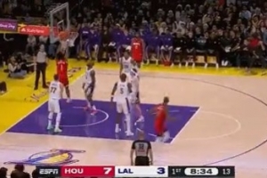 虎口夺食！阿门从詹姆斯手中抢回前场板补篮得分