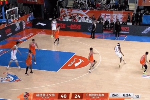 终于吃个饼！威金顿突破随手一抛 徐昕蓄力空接双手暴扣！