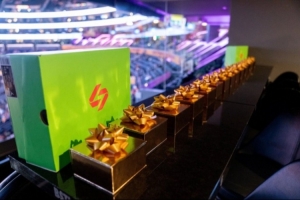 东契奇圣诞大战送新签名鞋 并将15名球迷升级为包厢看台