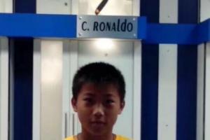 谢文能时隔10多年再次参观伯纳乌球场，晒儿时与C罗球衣合照