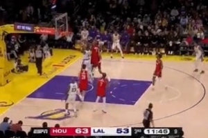 有点软了！艾顿切入上篮被伊森直接帽掉