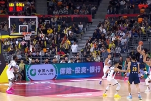 天外飞仙！徐杰弧顶失去节奏单脚起跳甩进高难度压哨三分球