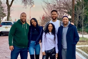 享受圣诞假期！李凯尔更新社媒 晒与家人们的圣诞合照