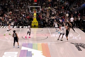 苦苦支撑！约基奇三分命中 帮助球队打破得分荒