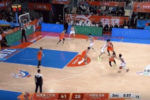 二人再配合！威金顿三分线直接抛传 徐昕顺下隔着邹阳空接摁进！