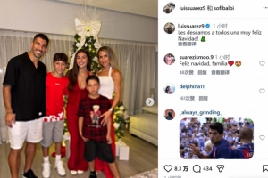 女儿抢镜！苏亚雷斯晒一家五口圣诞节合照：祝大家节日快乐