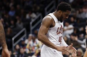 上来就火力全开！米切尔变向后顶开米切罗上篮打进！个人连得8分