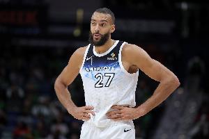 防守中坚！戈贝尔半场3中2拿到5分7板3帽但有3犯规 正负值+13