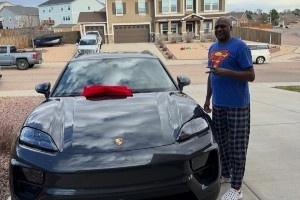 圣诞的主题是感恩！国王新秀克利福德圣诞送父亲一辆保时捷