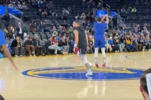 熟悉的场地熟悉的人！小吧现场直击：克莱与库里背靠背训练三分