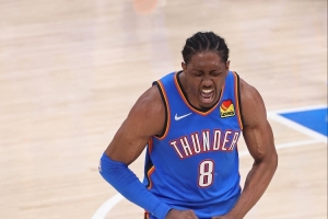 奋力反击！马刺连续失误 杰伦威上篮命中迫近比分打停对手