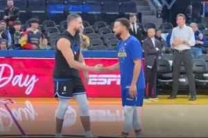 两人都笑得很开心！小吧现场直击：库里和克莱握手引发全场欢呼