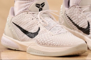 穿不习惯？布伦森开场穿的是Kobe 3 但很快换回了常穿的Kobe 6