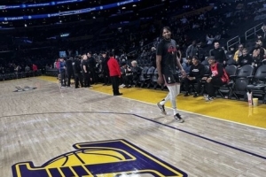 首秀是对阵老东家！芬尼·史密斯身穿火箭训练服重回湖人主场