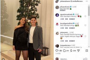 将迎来爱情结晶！阿尔瓦雷斯社媒晒与女友合照：圣诞快乐🎄