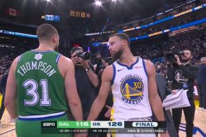 啥时候回莱？克莱赛后拥抱一堆勇士人 库里盯着他看