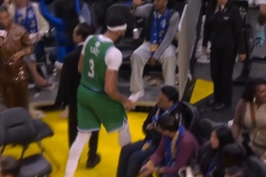 希望没事啊！浓眉右腿不适 目前已返回更衣室