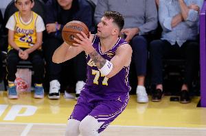 略显懒散！东契奇17投9中得25分5板7助6失误 正负值-25第三低