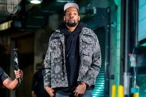 火箭众将穿搭秀：杜兰特花外套气质在线 阿门&小贾巴里钟爱黑色