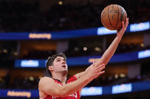 风卷残云！谢泼德反击连续过人 强攻上篮打成2+1稳住局势