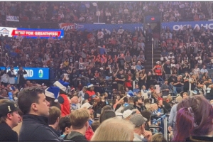 主场倒戈？雷霆本赛季遭马刺三杀 主场响起了马刺加油的欢呼声