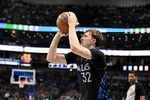 科尔：弗拉格天赋异禀&运动能力出色&传球尤其突出 三分也投开了