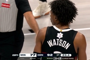 平地起惊雷！沃特森中路突击 腾空骤起单臂暴力砸扣