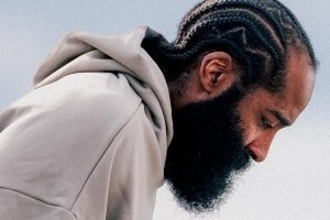 明日客战开拓者！快船众将登机照 哈登&小卡身穿帽衫一脸严肃