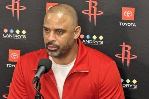 KD说成为更好的球队需要更好的进攻？乌度卡：进攻和防守都很重要