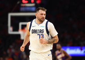 一年前的今天：东契奇圣诞大战伤退 打完独行侠生涯最后一场比赛