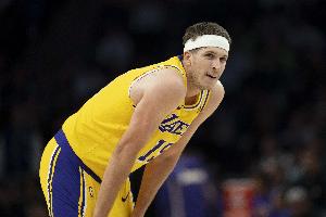 啥情况！下半场斯玛特代替里夫斯首发 后者还在更衣室